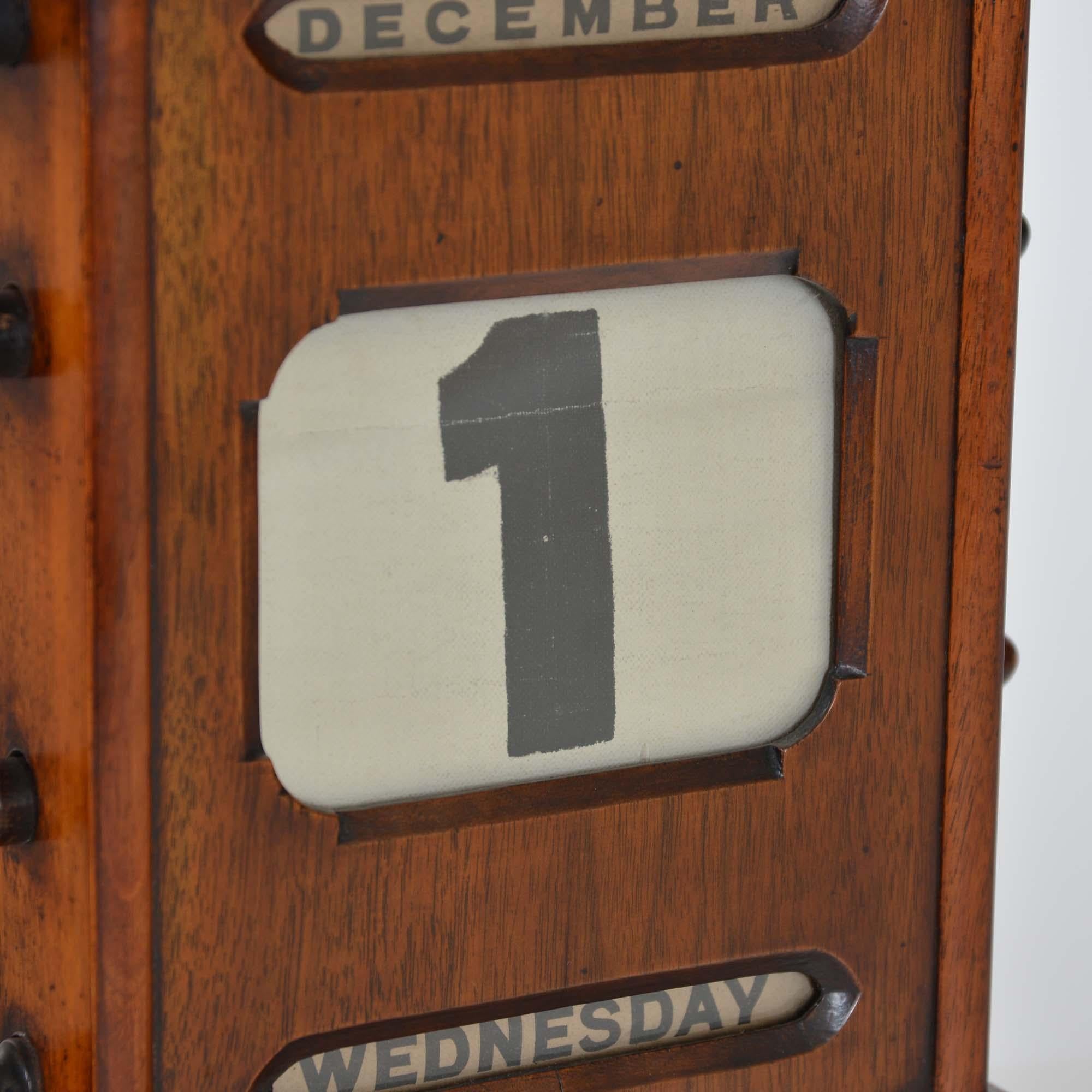 Calendrier de bureau perpétuel en noyer du 19e siècle en vente 1