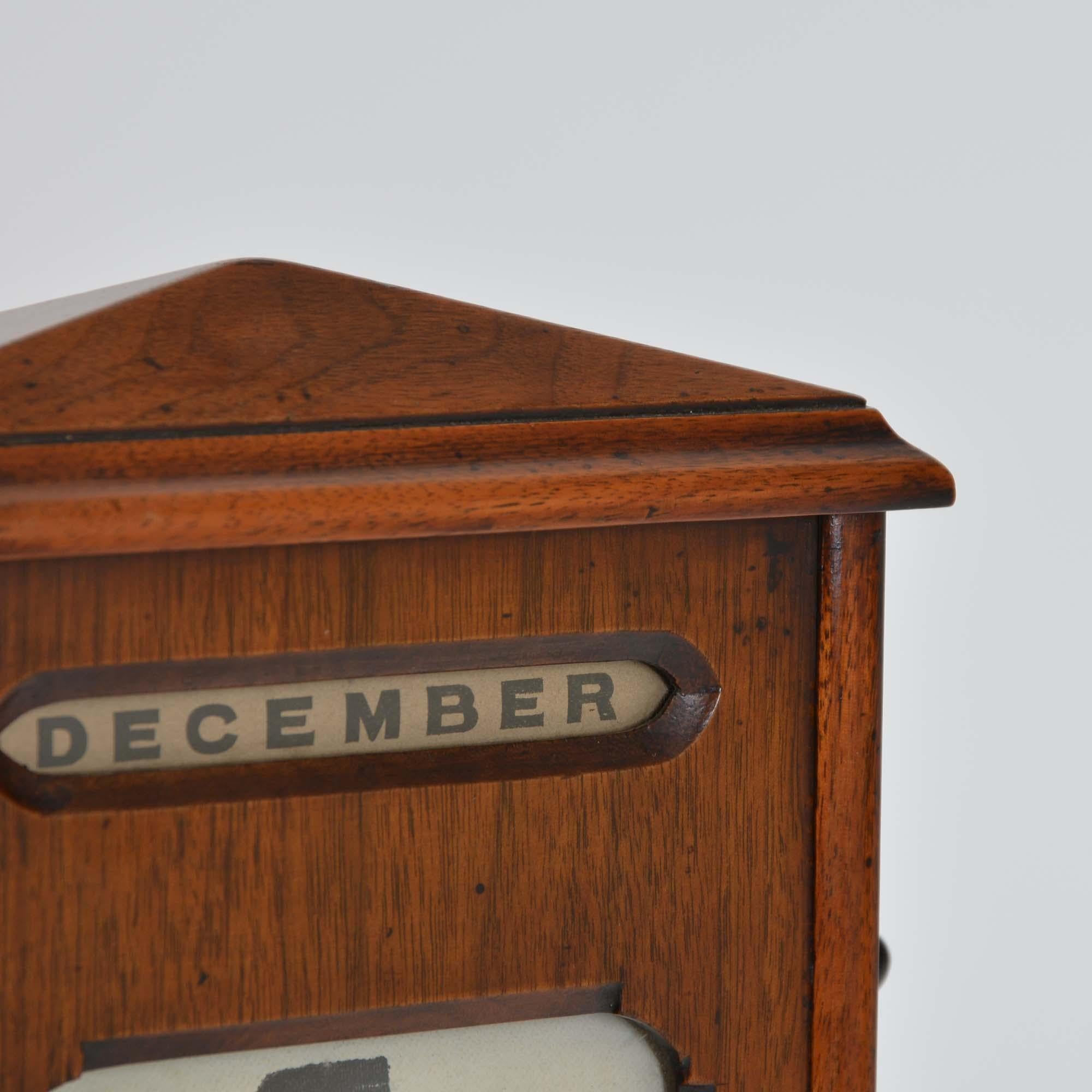 Calendrier de bureau perpétuel en noyer du 19e siècle en vente 2