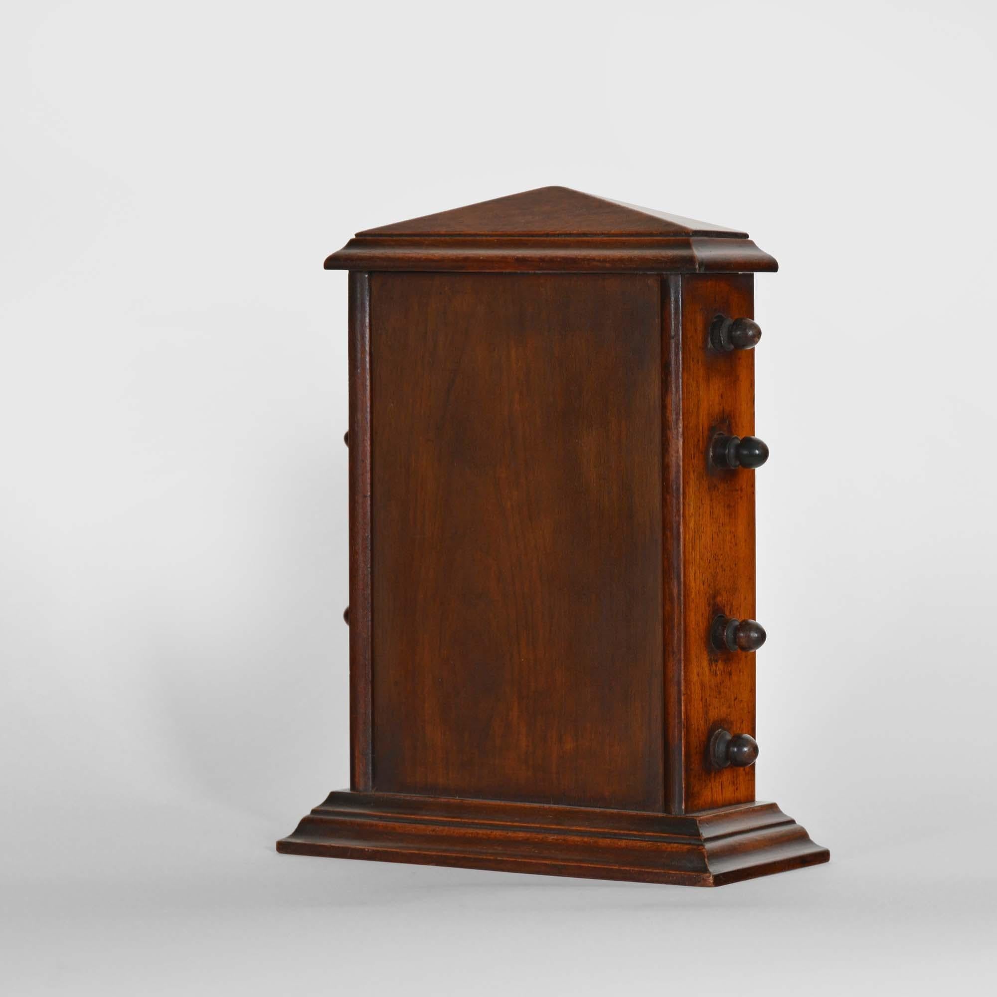 Calendrier de bureau perpétuel en noyer du 19e siècle en vente 3