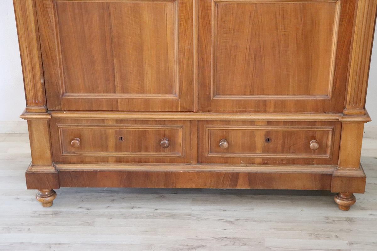 19th Century Antique Wardrobe in Walnut Veneer In Good Condition For Sale In Casale Monferrato, IT
