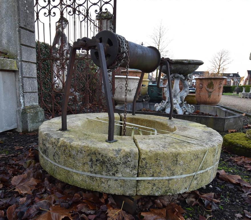 19th Century Antique Water Well Made Out of French Limestone In Fair Condition For Sale In Udenhout, NL