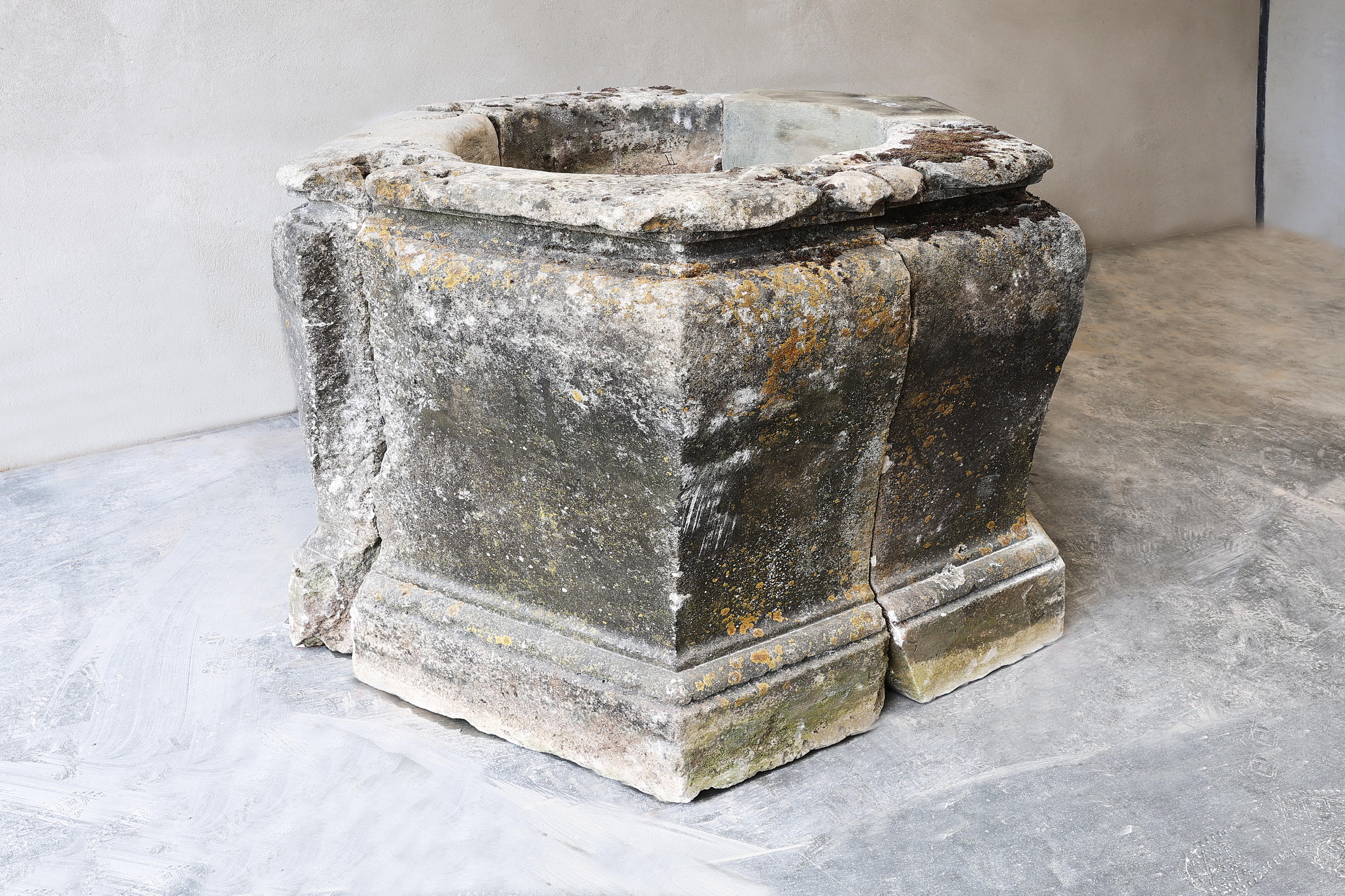 Beautiful antique well from the 19th century! One side of this well is not original, but we have found a very nice alternative that fits exactly with the whole!