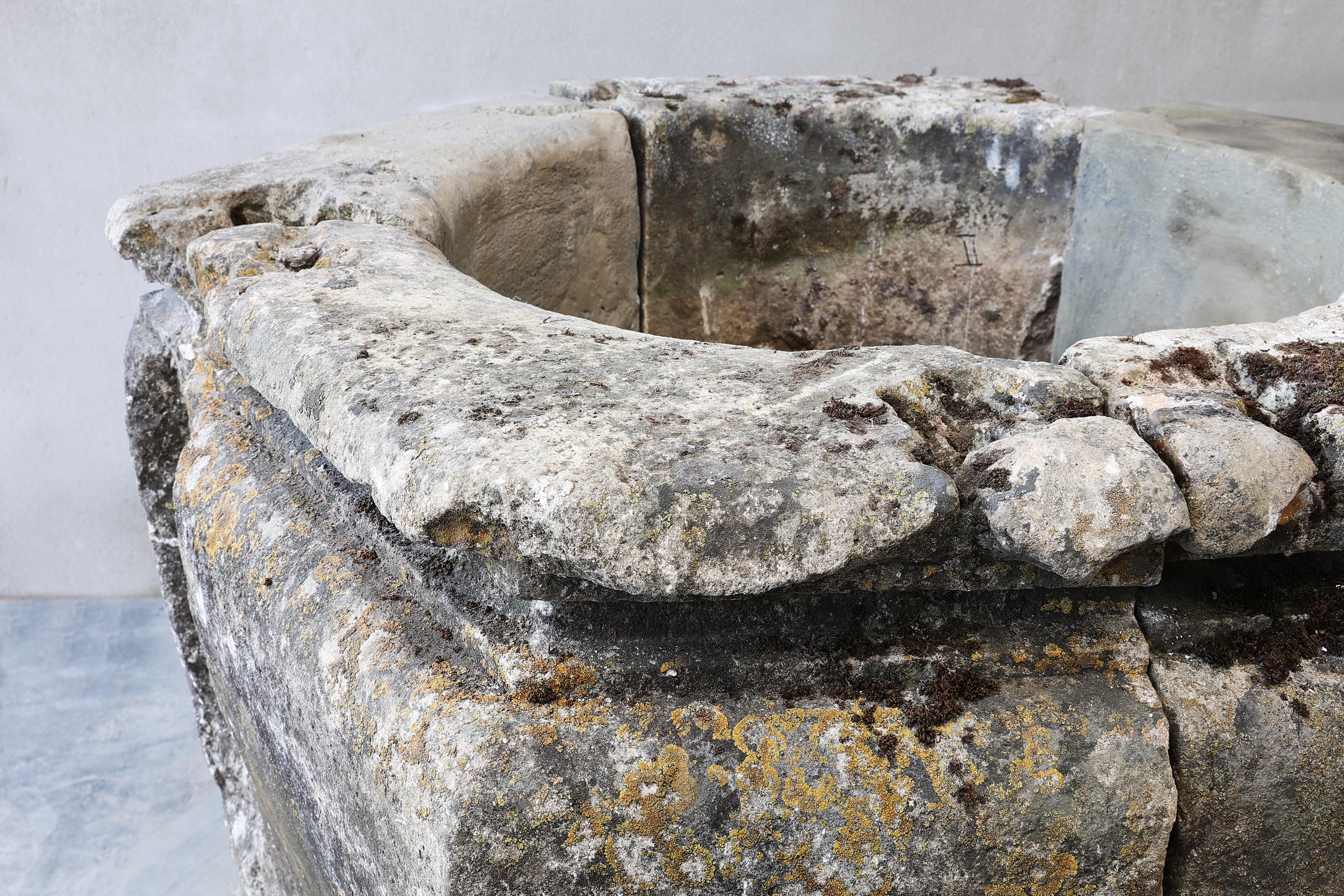 Well d'eau ancien en pierre calcaire française du 19ème siècle État moyen - En vente à Made, NL