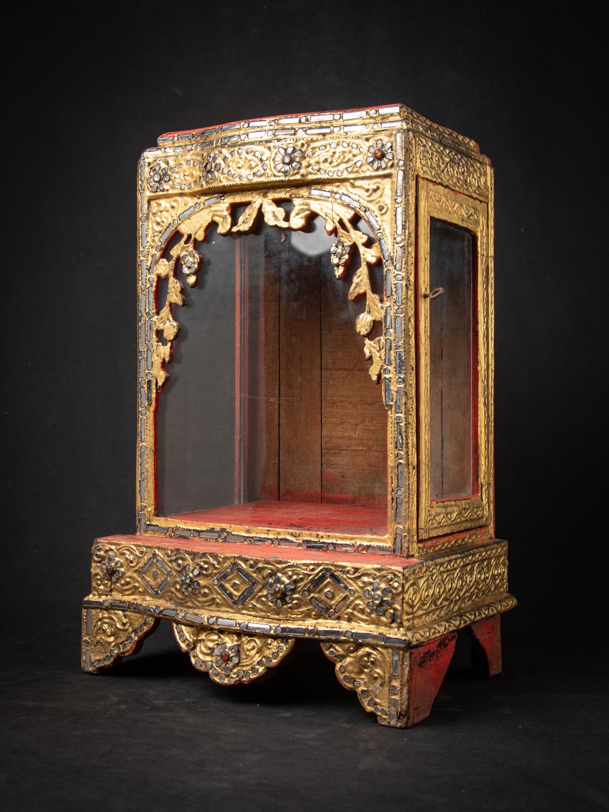19th century Antique wooden Buddha temple - Original Buddhas In Good Condition For Sale In DEVENTER, NL