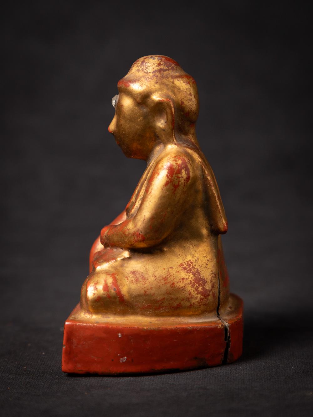 Material : wood
10,6 cm high
7,8 cm wide and 6 cm deep
Gilded with 24 krt. gold
Mandalay style
Bhumisparsha mudra
19th century
Weight: 117 grams
Originating from Burma
Nr: 2530-11