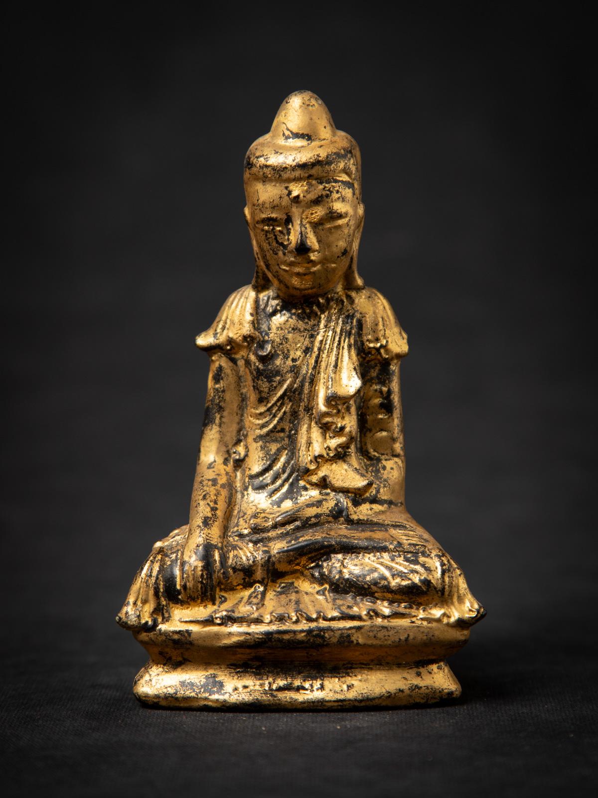 Ti presentiamo questa antica statua di Buddha birmana in legno, un elegante pezzo del XIX secolo realizzato nel classico stile Mandalay. Realizzato in legno e dorato con oro a 24 carati, presenta il mudra Bhumisparsha, che rappresenta il momento