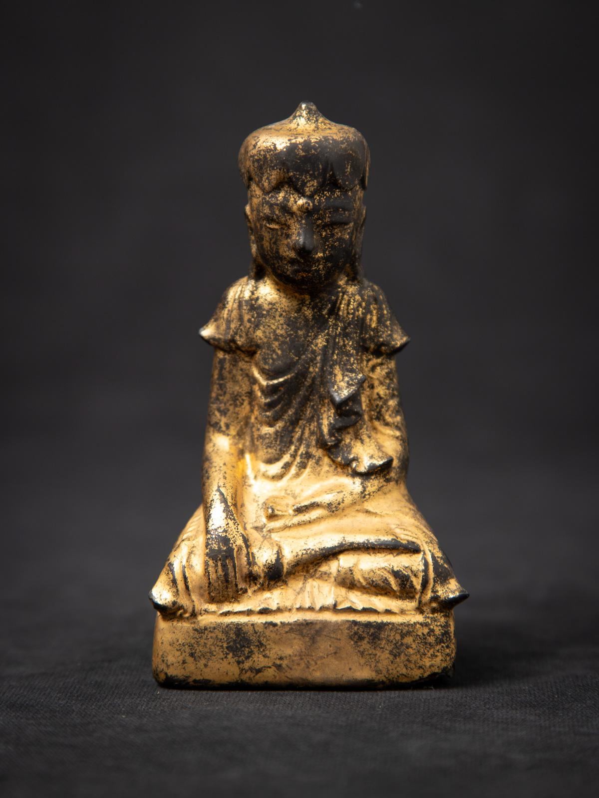 Cette ancienne statue de Bouddha en bois de Birmanie, datant du XIXe siècle, est un charmant exemple de l'art bouddhiste de style Shan (Tai Yai). Fabriquée en bois et délicatement dorée à l'or fin 24 carats, la statue mesure 11,8 cm de haut, 6,2 cm