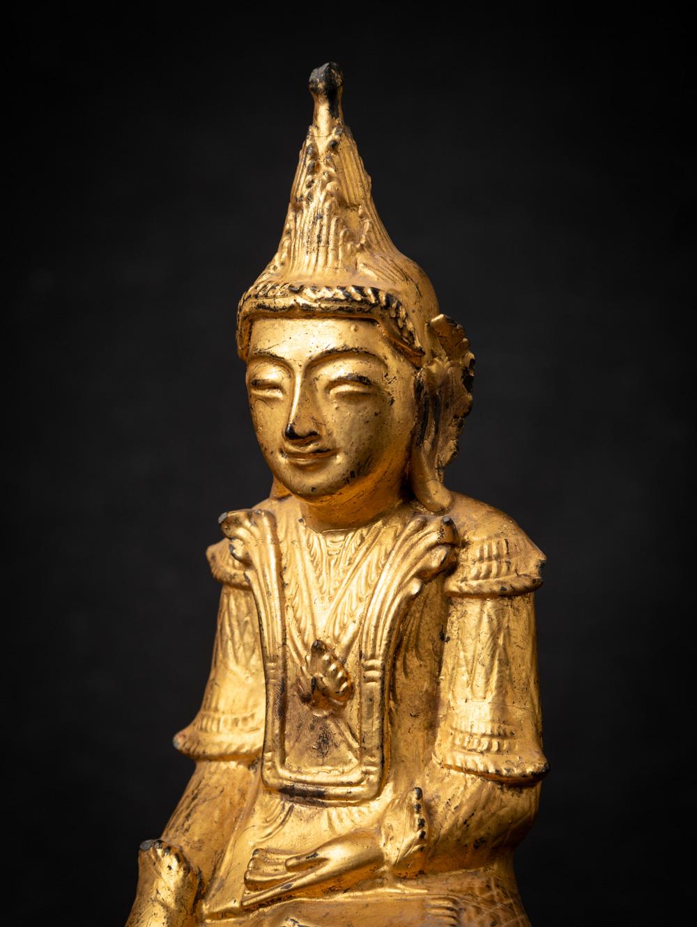 19th century antique wooden Burmese Buddha statue in Bhumisparsha Mudra For Sale 6