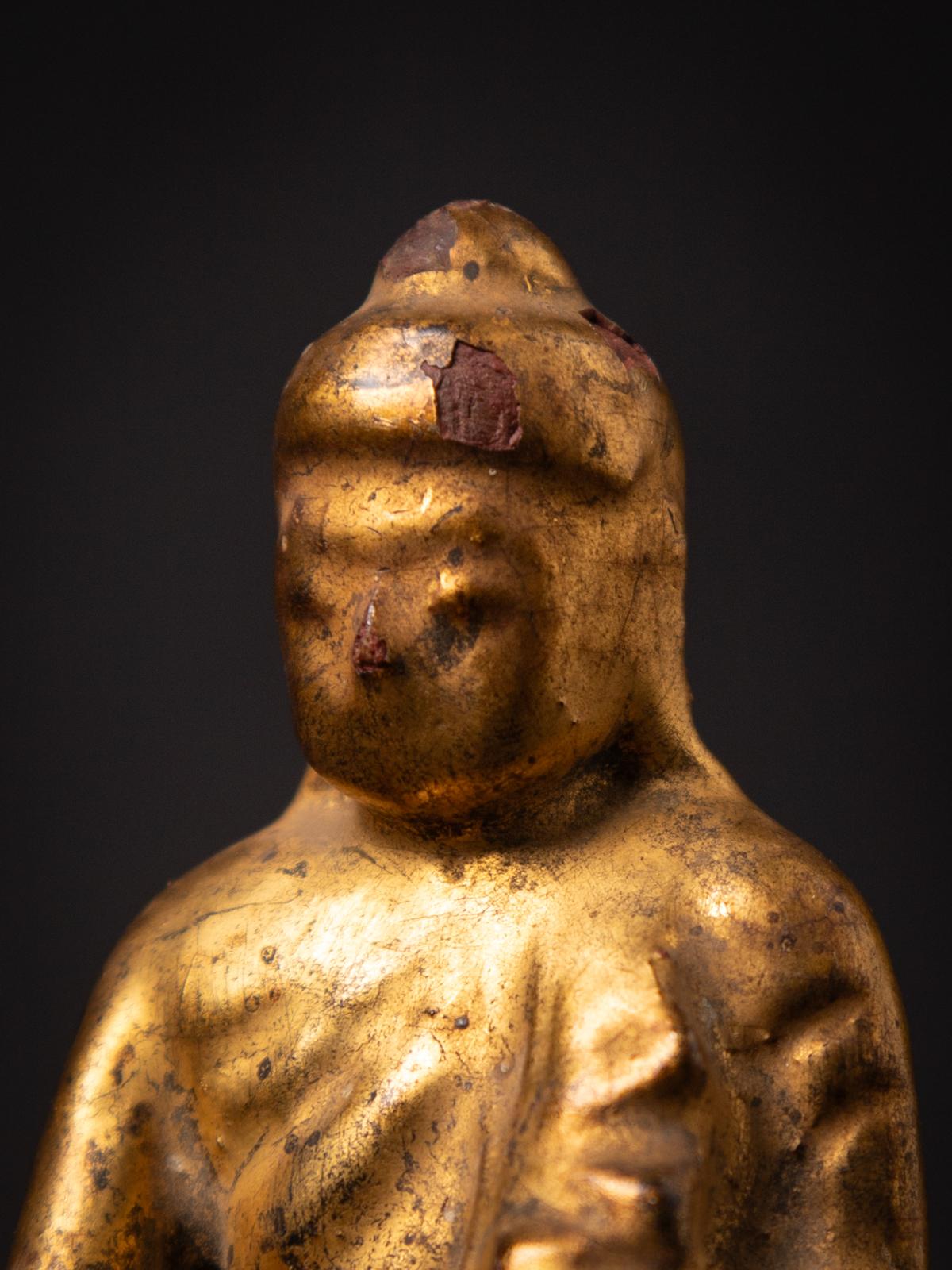 Antike burmesische Buddha-Statue aus Holz aus dem 19. Jahrhundert in Bhumisparsha Mudra im Angebot 9
