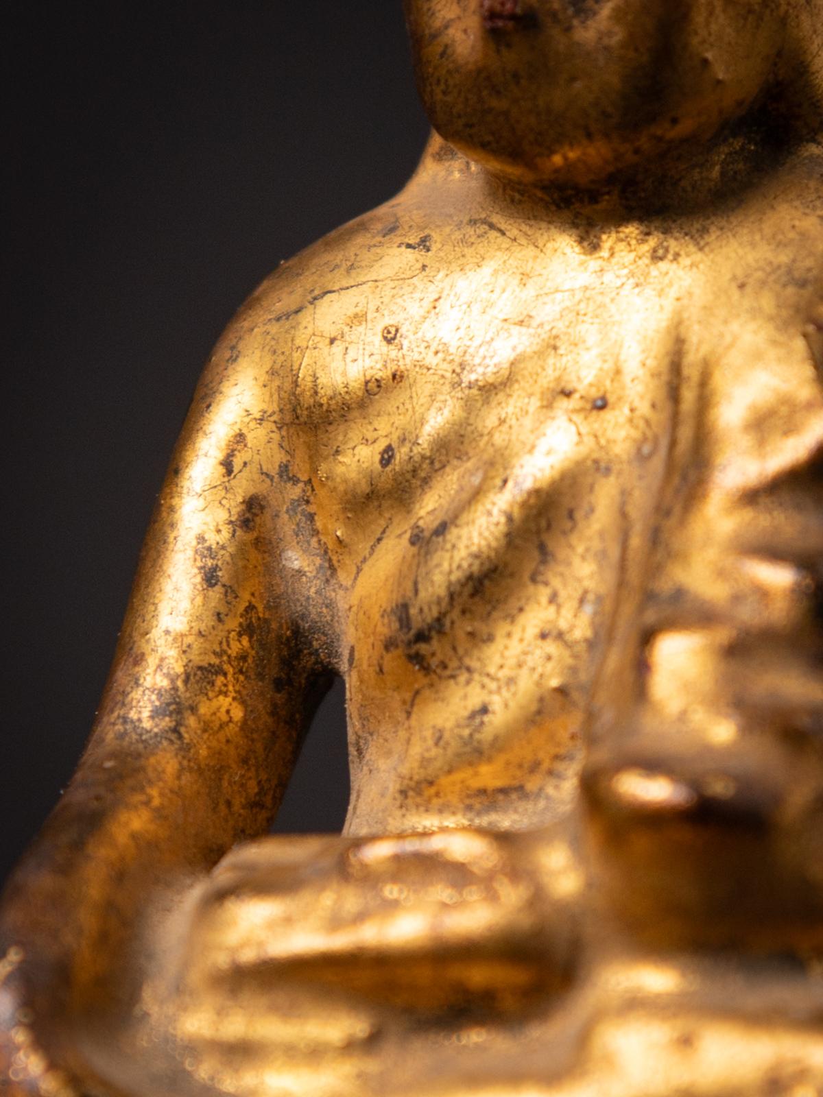 Antike burmesische Buddha-Statue aus Holz aus dem 19. Jahrhundert in Bhumisparsha Mudra im Angebot 10