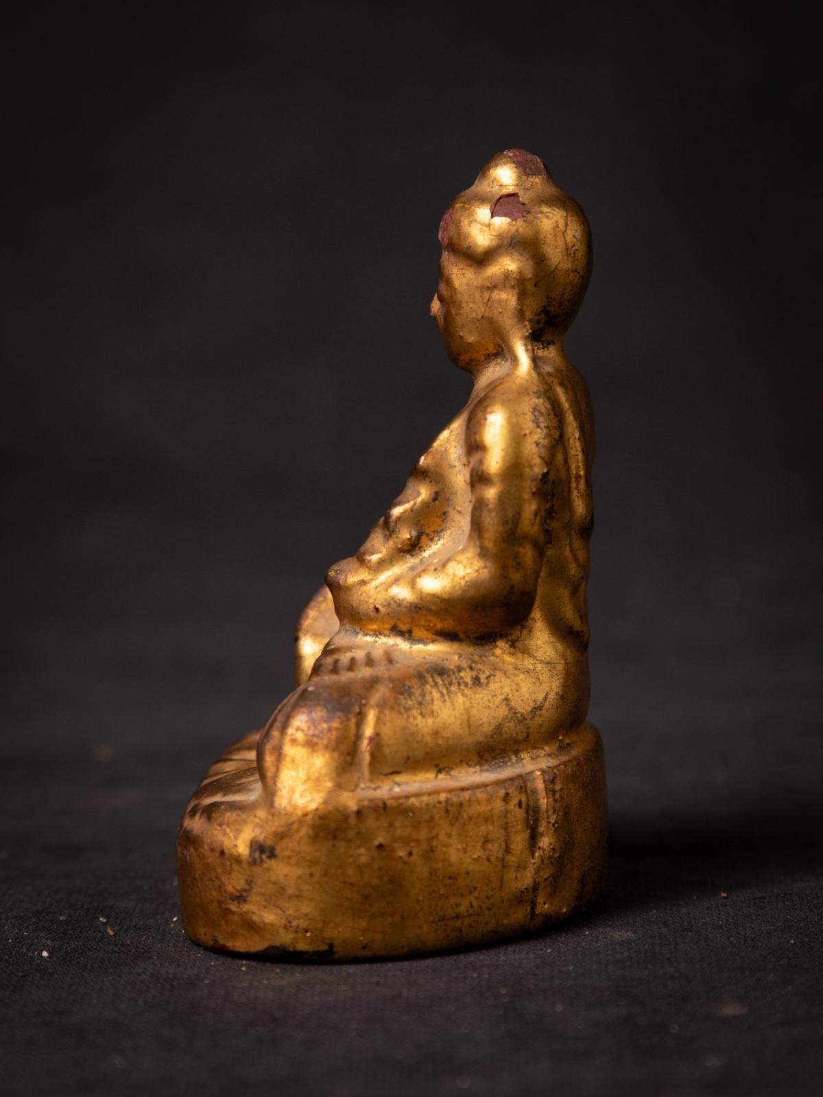 Antique wooden Burmese Buddha
Material : wood
8,6 cm high
6,5 cm wide and 4,9 cm deep
Gilded with 24 krt. gold
Mandalay style
Bhumisparsha mudra
19th century
Weight: 59 grams
Originating from Burma
Nr: 3827-10