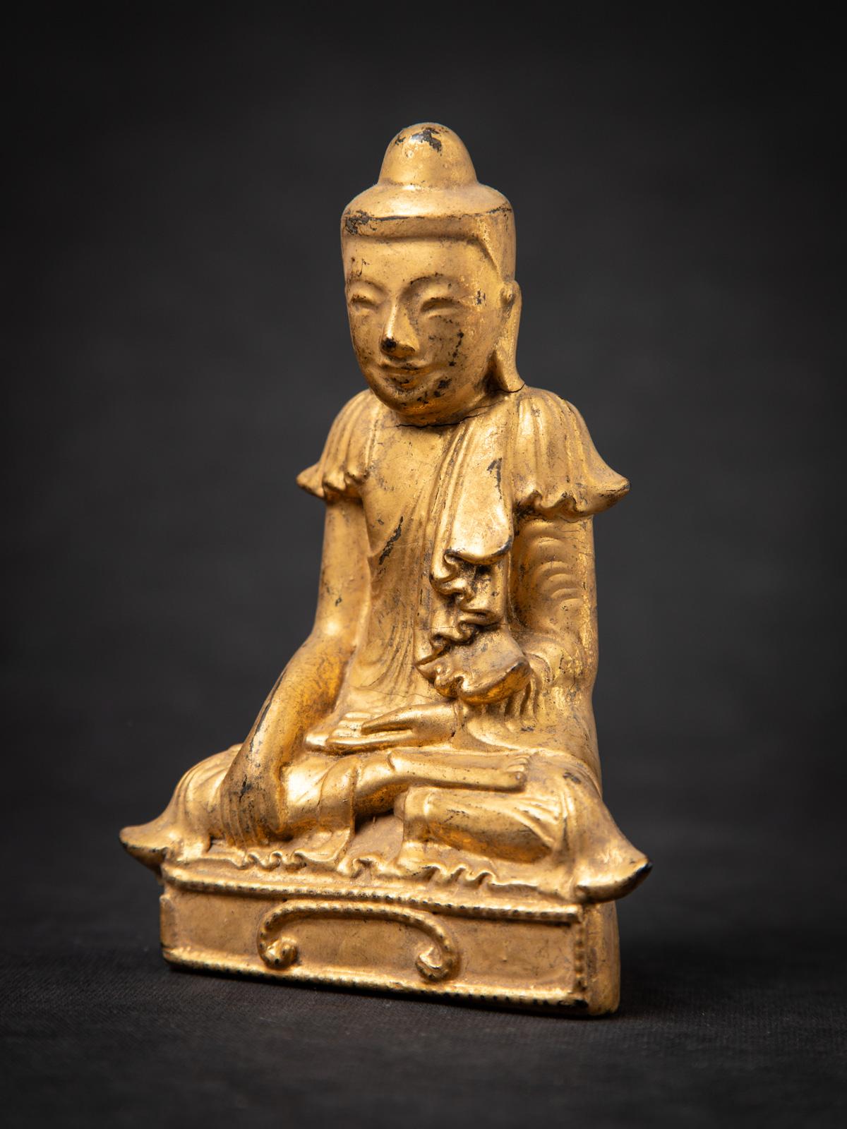 Antique wooden Burmese Buddha statue
Material : wood
13,4 cm high
9,1 cm wide and 4,2 cm deep
Gilded with 24 krt. gold
Shan (Tai Yai) style
Bhumisparsha mudra
19th century
Weight: 107 grams
Originating from Burma
Nr: 3222-30