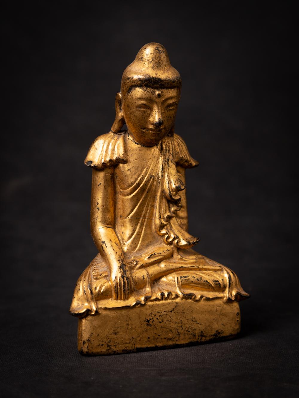 19th century antique wooden Burmese Buddha statue in Bhumisparsha Mudra In Good Condition For Sale In DEVENTER, NL