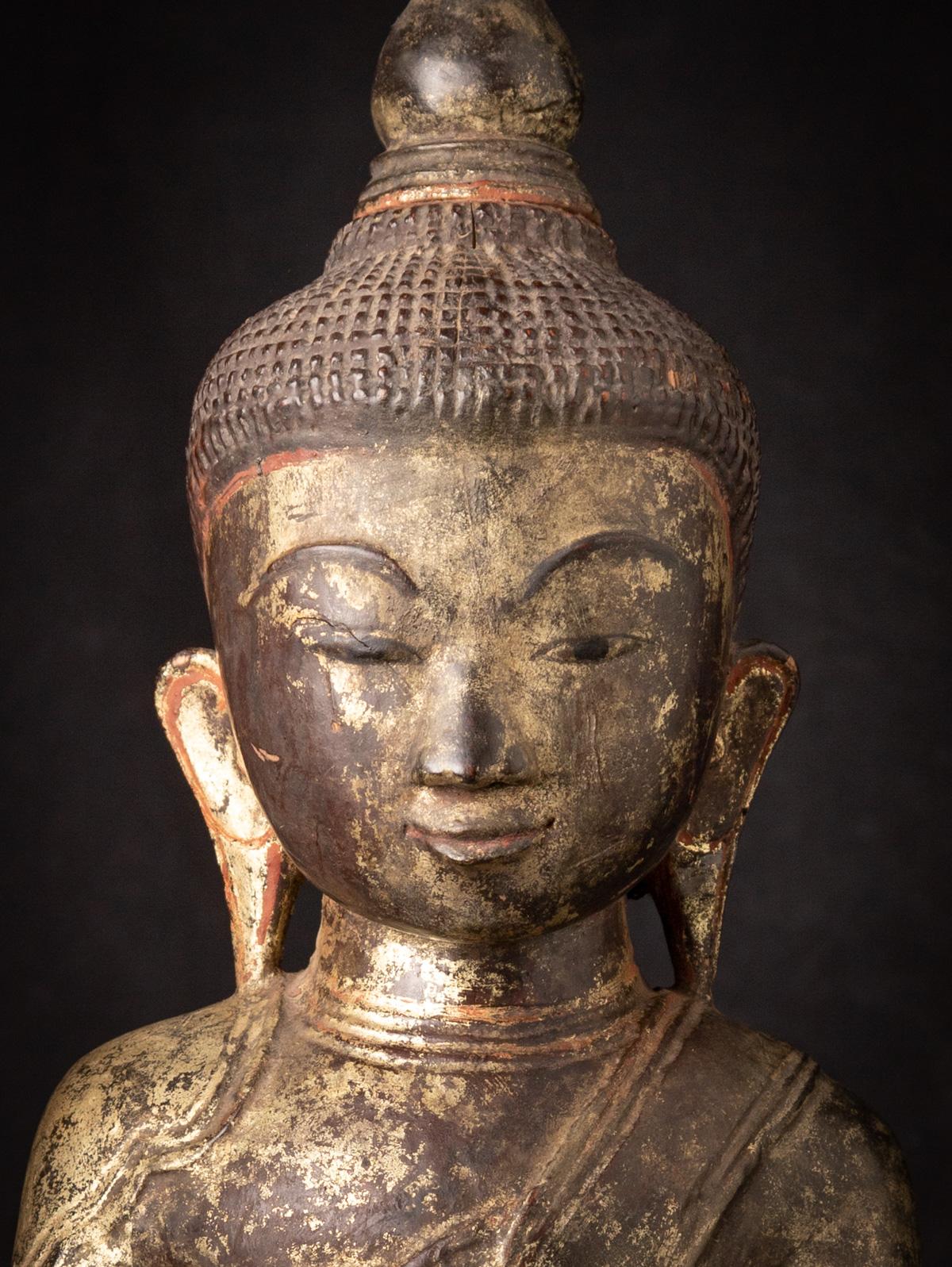 19th century Antique wooden Burmese Buddha statue in Bhumisparsha Mudra In Good Condition For Sale In DEVENTER, NL