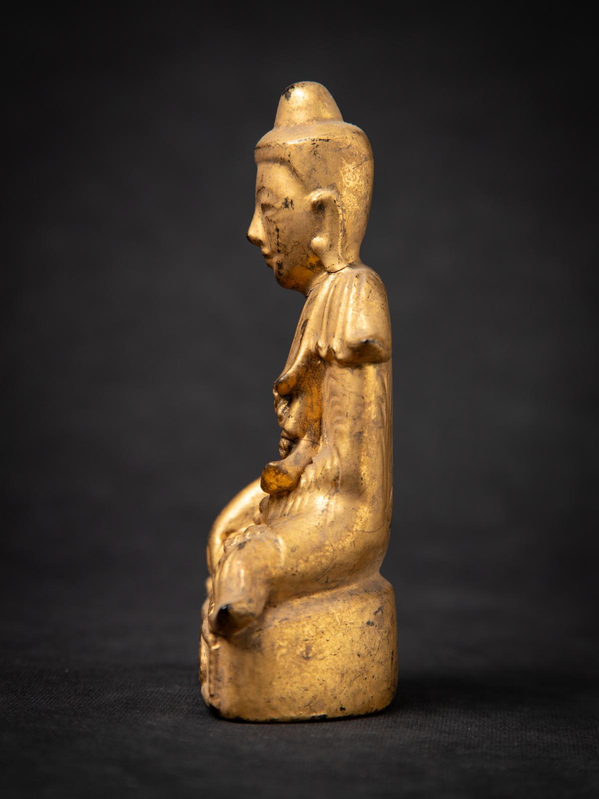 19th century Antique wooden Burmese Buddha statue in Bhumisparsha Mudra In Good Condition For Sale In DEVENTER, NL
