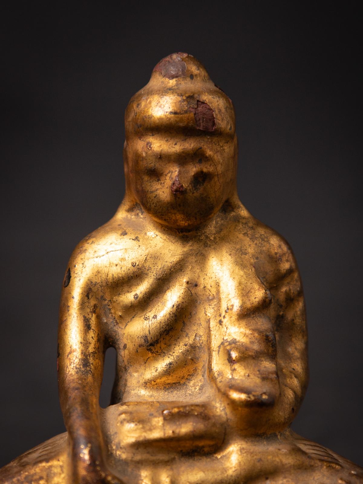 Antike burmesische Buddha-Statue aus Holz aus dem 19. Jahrhundert in Bhumisparsha Mudra im Angebot 4