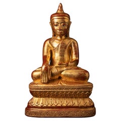 Antica statua di Buddha birmano del XIX secolo in legno con Bhumisparsha Mudra