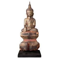 Antike burmesische Buddha-Statue aus Holz aus dem 19. Jahrhundert in Bhumisparsha Mudra