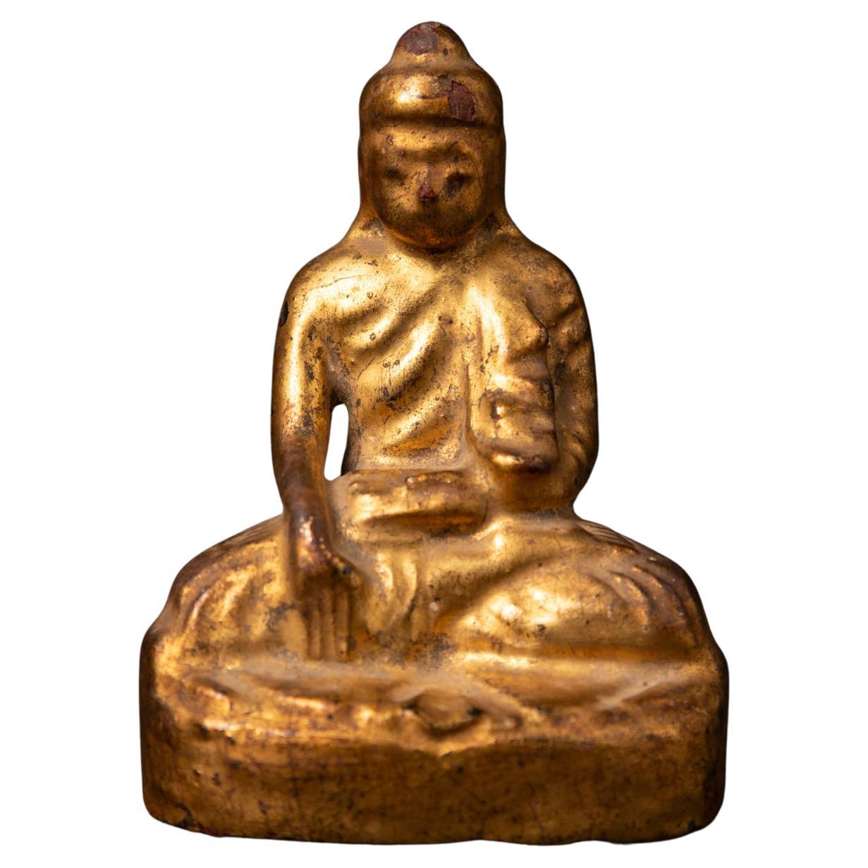 Antike burmesische Buddha-Statue aus Holz aus dem 19. Jahrhundert in Bhumisparsha Mudra