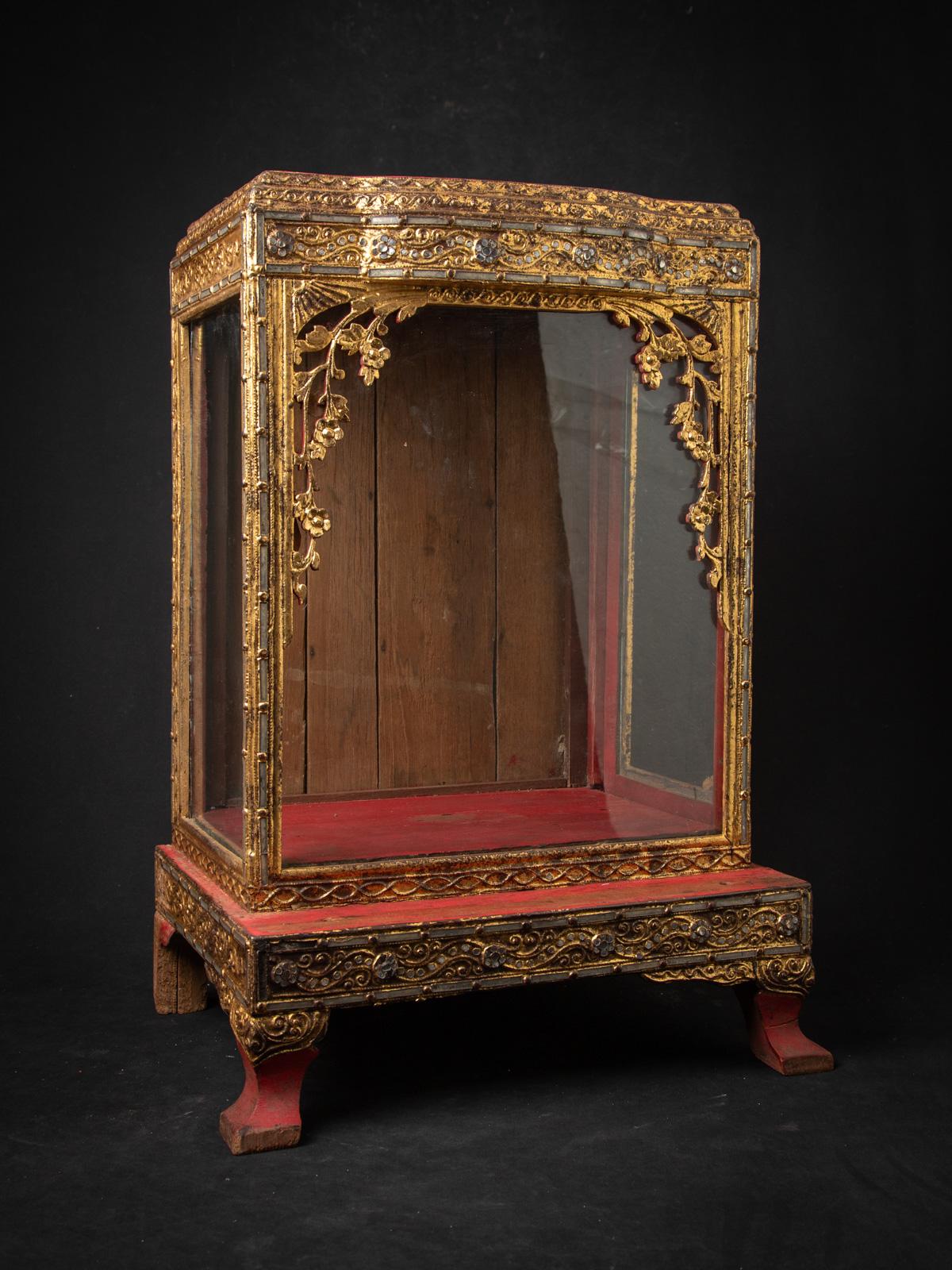 19th century Antique wooden Burmese Buddha temple - Original Buddhas In Good Condition For Sale In DEVENTER, NL