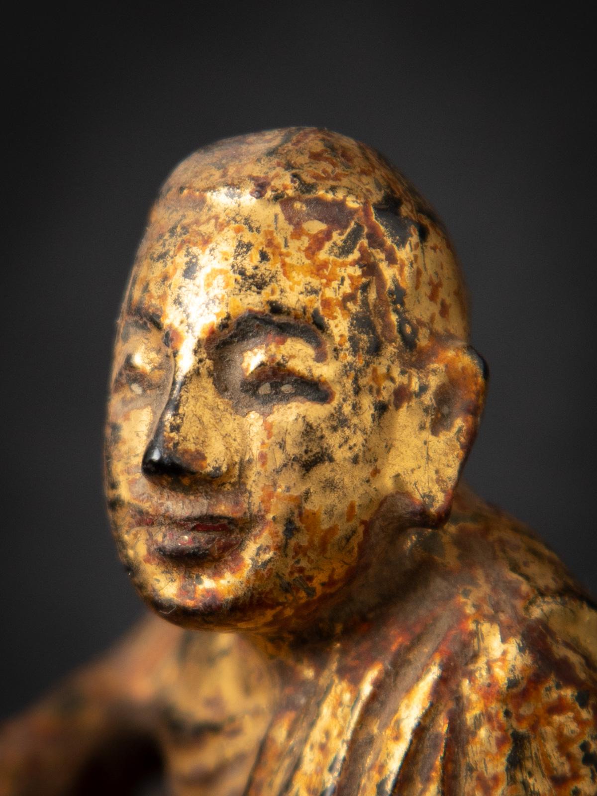 Antike burmesische Monk-Statue aus Holz aus Burma aus dem 19. Jahrhundert im Angebot 1
