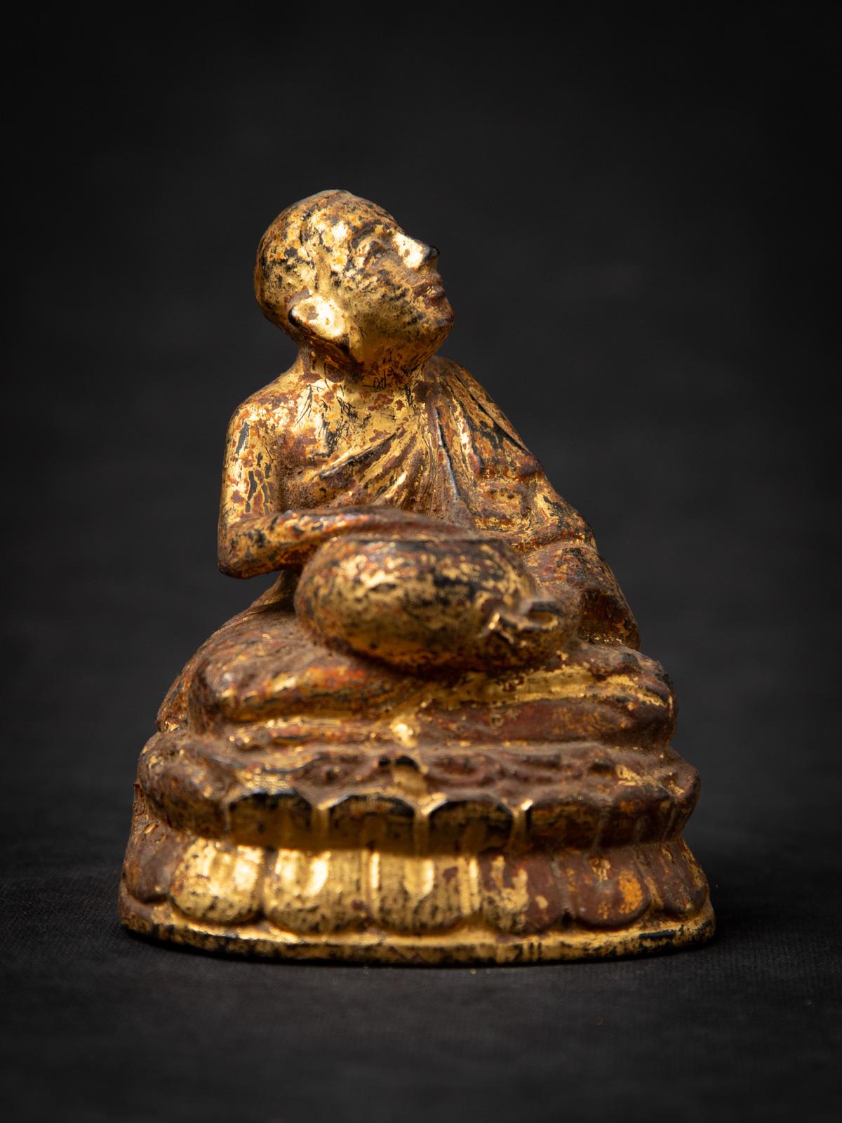 Antike burmesische Monk-Statue aus Holz aus Burma aus dem 19. Jahrhundert im Angebot 3