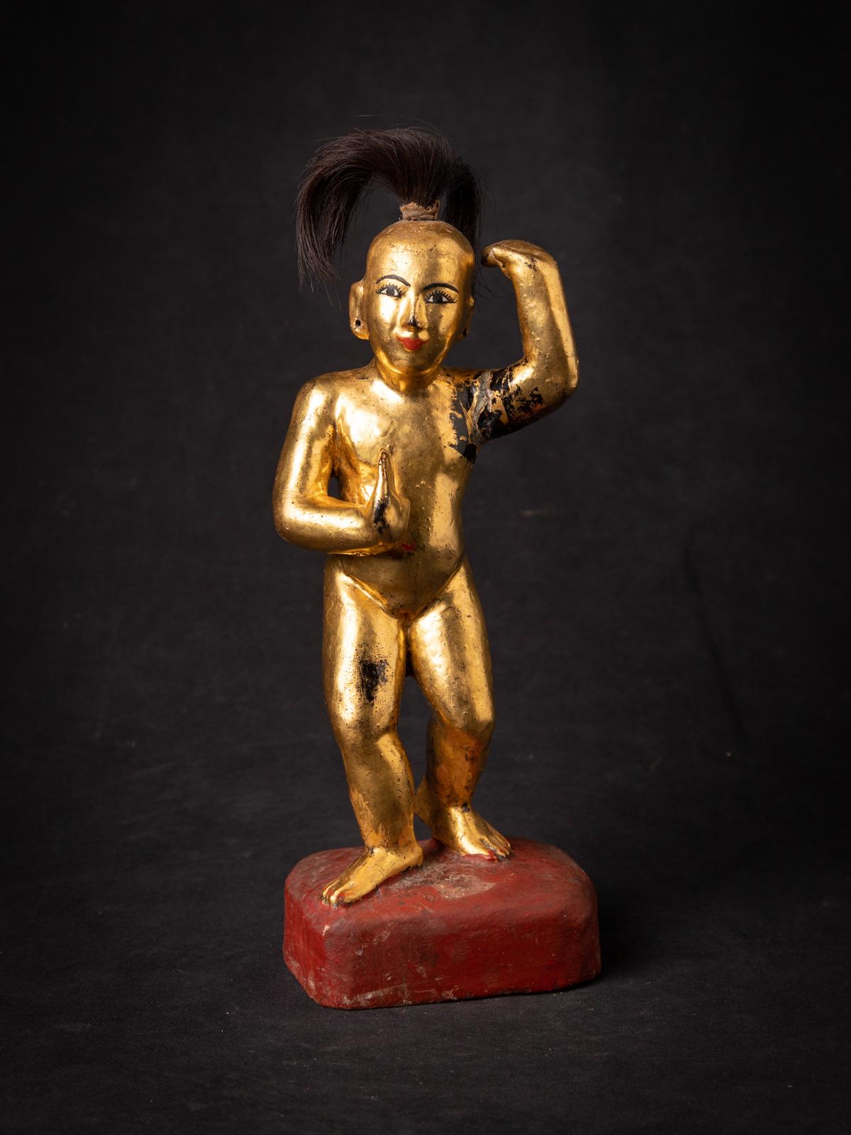 Cette statue antique en bois de NAT birman est un délicat chef-d'œuvre du XIXe siècle provenant de Birmanie (Myanmar). Sculptée dans du bois fin et dorée à l'or fin 24 carats, la statue mesure 29,5 cm de haut, 11 cm de large et 8,2 cm de profondeur,