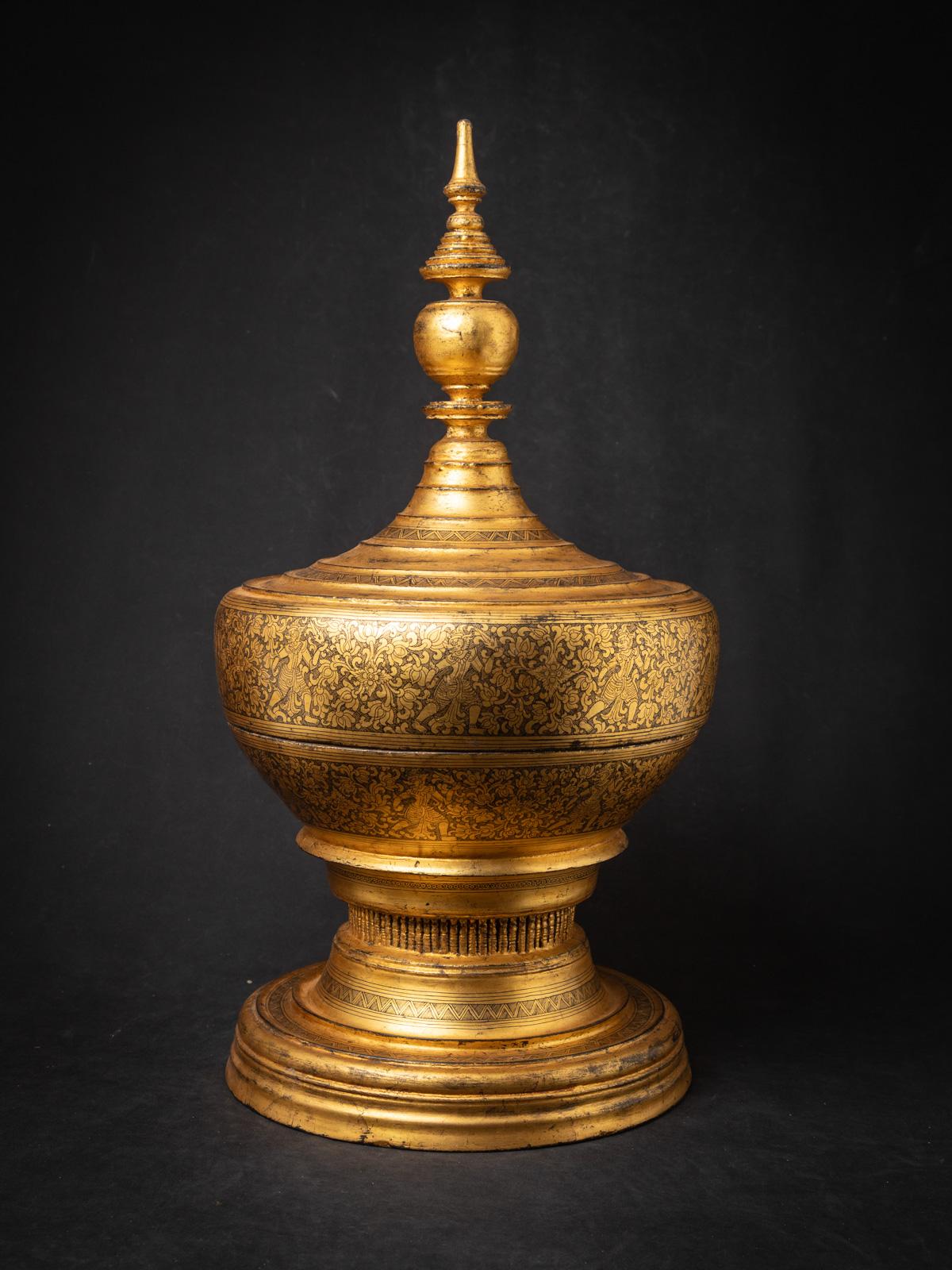 Esta antigua vasija birmana de madera para ofrendas es un artefacto excepcional del siglo XIX, originario de Birmania (actual Myanmar) y elaborado en el elegante estilo Shan (Tai Yai). Con una impresionante altura de 69 cm, un diámetro de 36,5 cm y