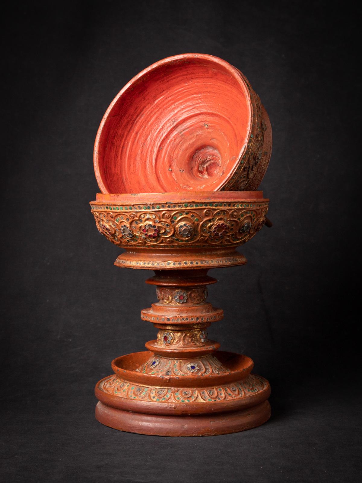 19th century Antique Wooden Burmese Offering Vessel from Burma In Good Condition For Sale In DEVENTER, NL