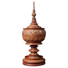 Vase d'offre birman ancien du 19ème siècle en bois de Birmanie