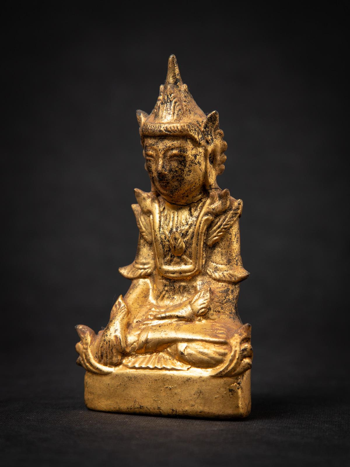Antique wooden Burmese Shan Buddha
Material : wood
13,2 cm high
7,2 cm wide and 3,8 cm deep
Gilded with 24 krt. gold
Shan (Tai Yai) style
Bhumisparsha mudra
19th century
Weight: 78 grams
Originating from Burma
Nr: 3222-85