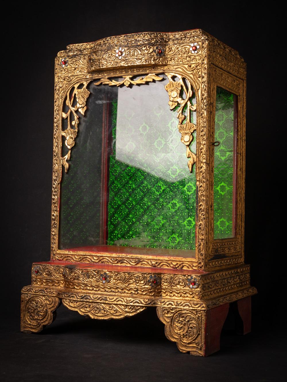 Ce chef-d'œuvre en bois, originaire de Birmanie au XIXe siècle, est un exemple remarquable de l'art du style Mandalay. D'une hauteur de 58 cm et d'une largeur de 39 cm et d'une profondeur de 29 cm, il attire l'attention par sa taille impressionnante