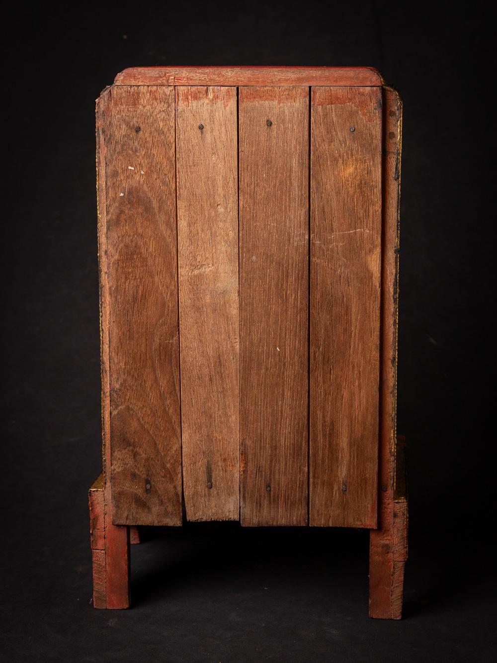 Dieser antike birmanische Holztempel aus dem 19. Jahrhundert ist ein beeindruckendes Zeugnis des reichen geistigen und künstlerischen Erbes Birmas. Mit einer Höhe von 43,5 cm, einer Breite von 25,3 cm und einer Tiefe von 21 cm strahlt das aus Holz