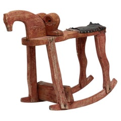 Escultura antigua de madera de un caballo del siglo XIX con un acabado muy detallado