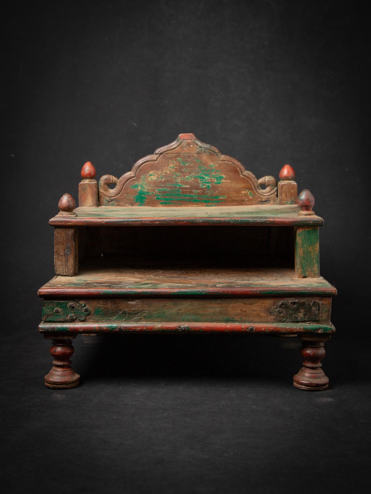 Este antiguo altar indio de madera es una pieza devocional finamente elaborada del siglo XIX, que refleja el arte espiritual del diseño tradicional indio. Hecho de madera maciza, el altar mide 35,6 cm de alto, 40,2 cm de ancho y 35,8 cm de