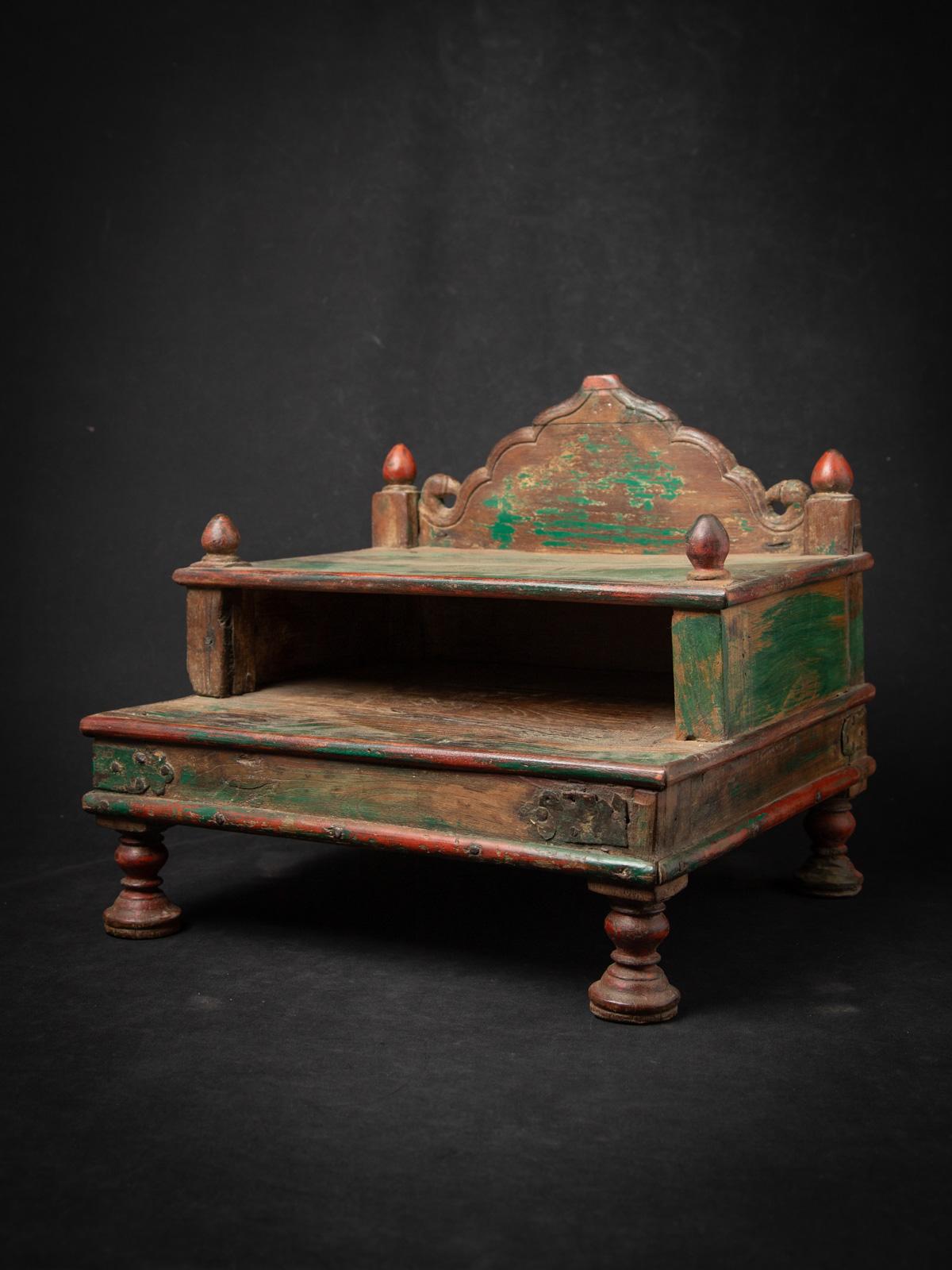Siglo XIX Antiguo altar indio de madera de la India - Budas originales en venta 1