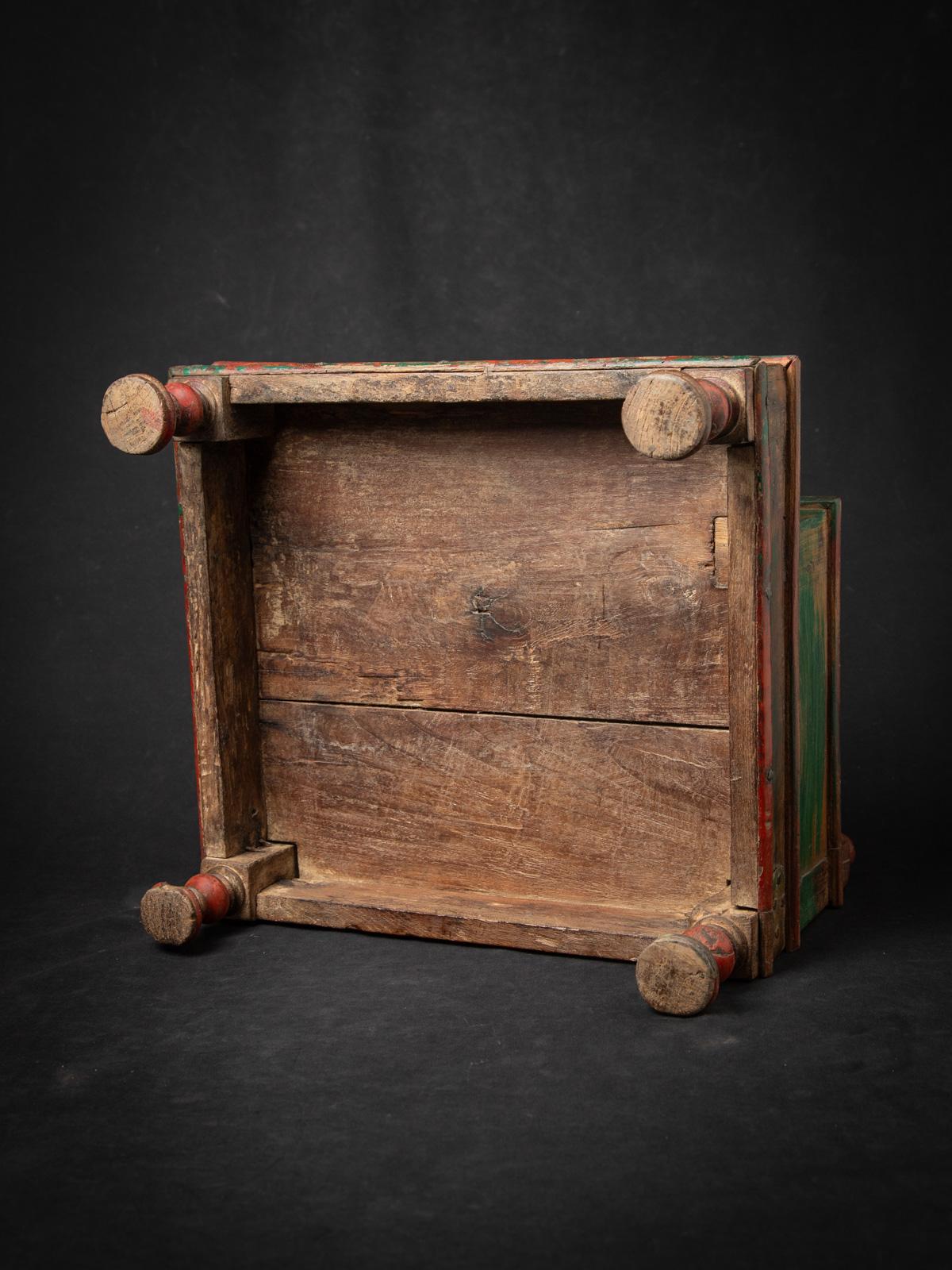Siglo XIX Antiguo altar indio de madera de la India - Budas originales en venta 3