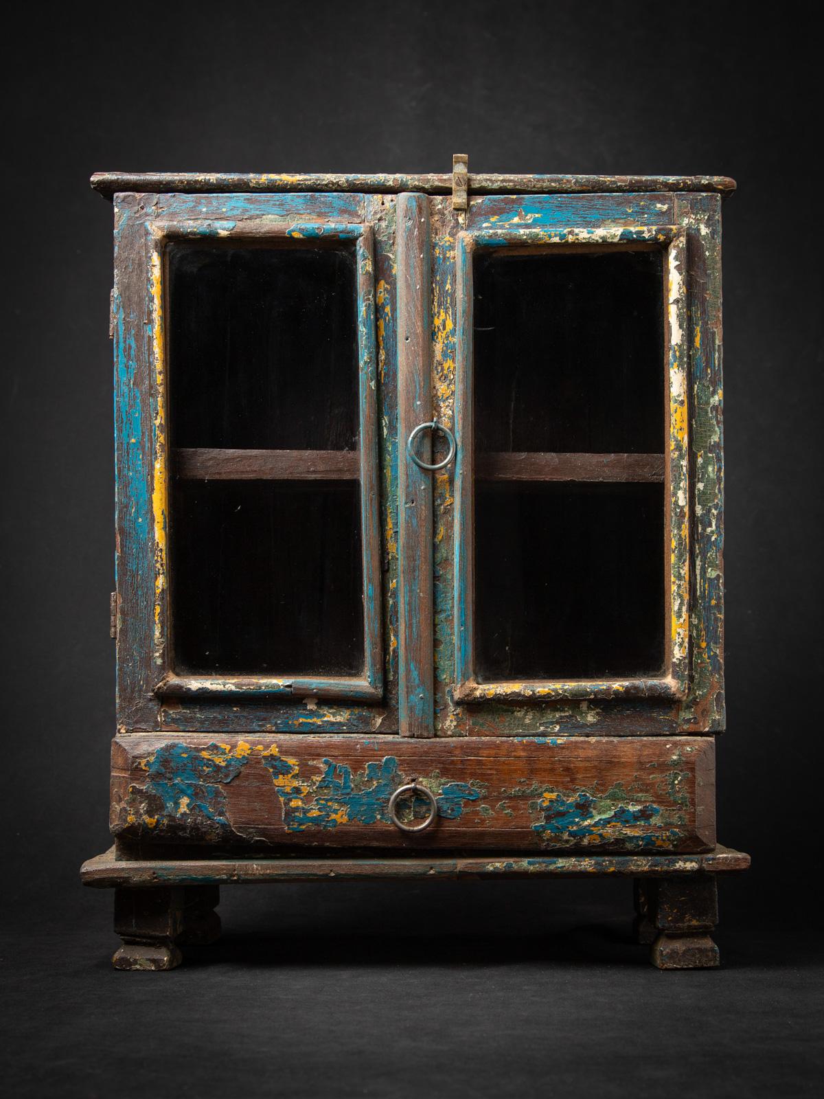 Cette armoire indienne ancienne en bois est un bel exemple de l'artisanat indien traditionnel du 19e siècle. Entièrement en bois, il mesure 57 cm de haut, 45,5 cm de large et 21,5 cm de profondeur, pour un poids de 9,2 kg, ce qui témoigne de sa
