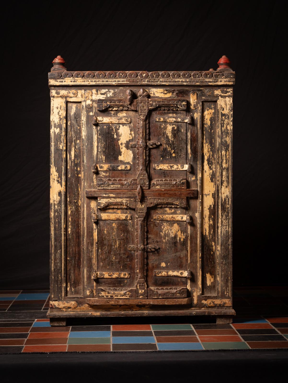 Esplora questo antico gabinetto indiano in legno, uno splendido pezzo del XIX secolo che riflette una maestria e un'eredità senza tempo. Realizzato in legno massiccio, misura 106 cm di altezza, 74 cm di larghezza e 59 cm di profondità, offrendo