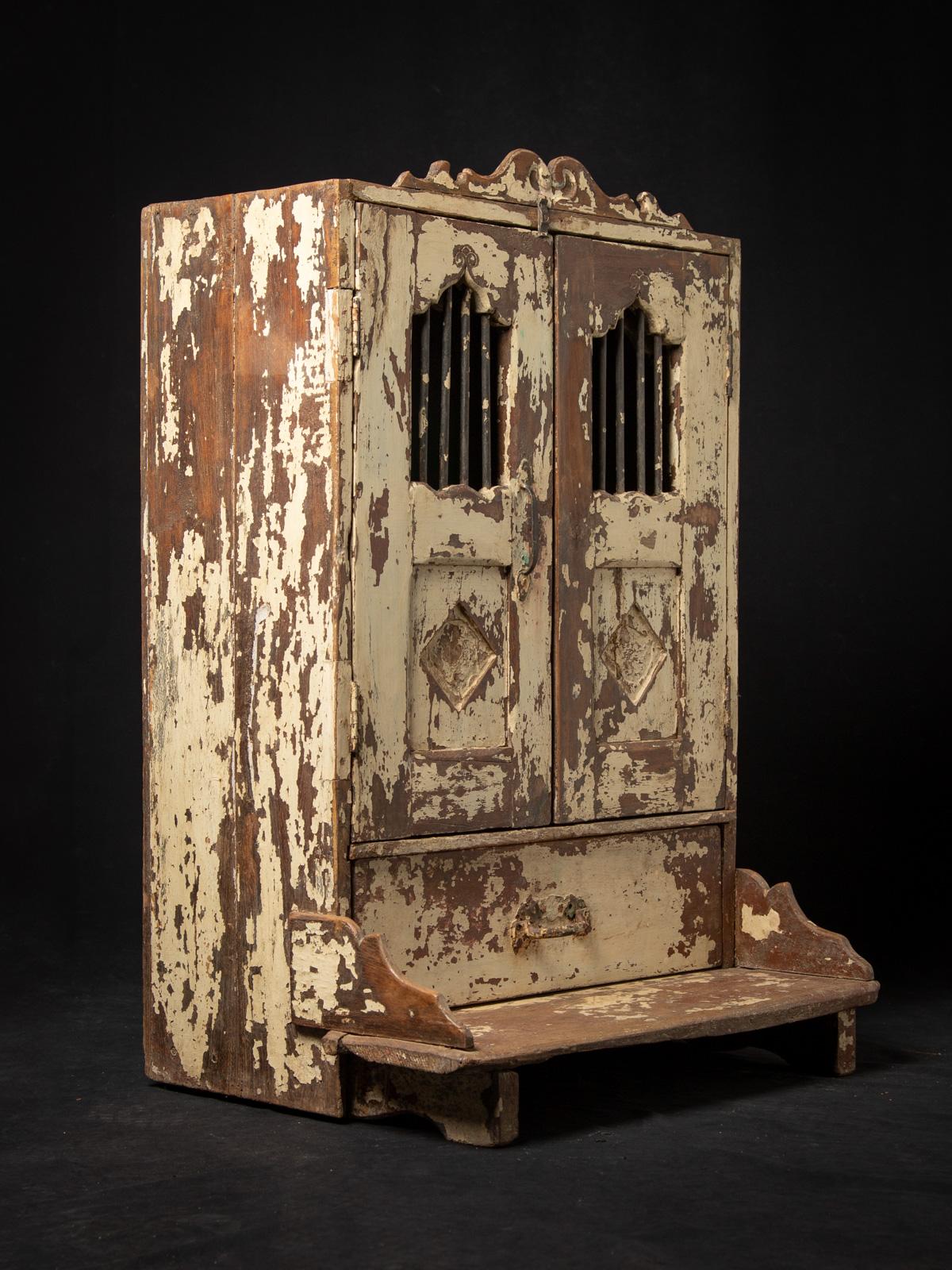 Cette armoire indienne ancienne en bois est une pièce du XIXe siècle magnifiquement conservée, qui met en valeur le savoir-faire artisanal et le charme du mobilier indien traditionnel. Fabriqué en bois massif, il mesure 91,5 cm de haut, 63,5 cm de