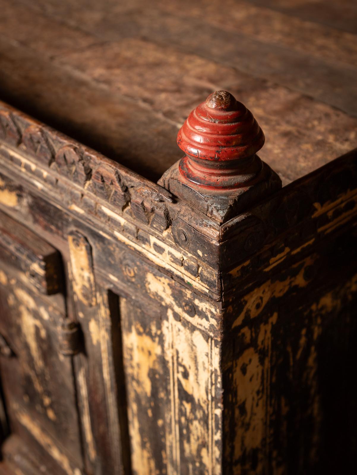 Armadio indiano antico in legno del XIX secolo - Buddha originale In condizioni buone in vendita a DEVENTER, NL
