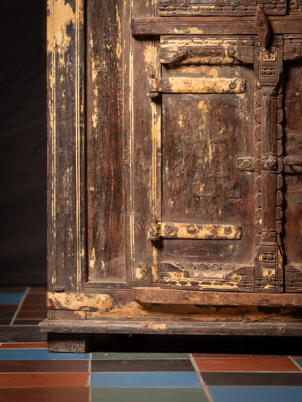 Armadio indiano antico in legno del XIX secolo - Buddha originale in vendita 3