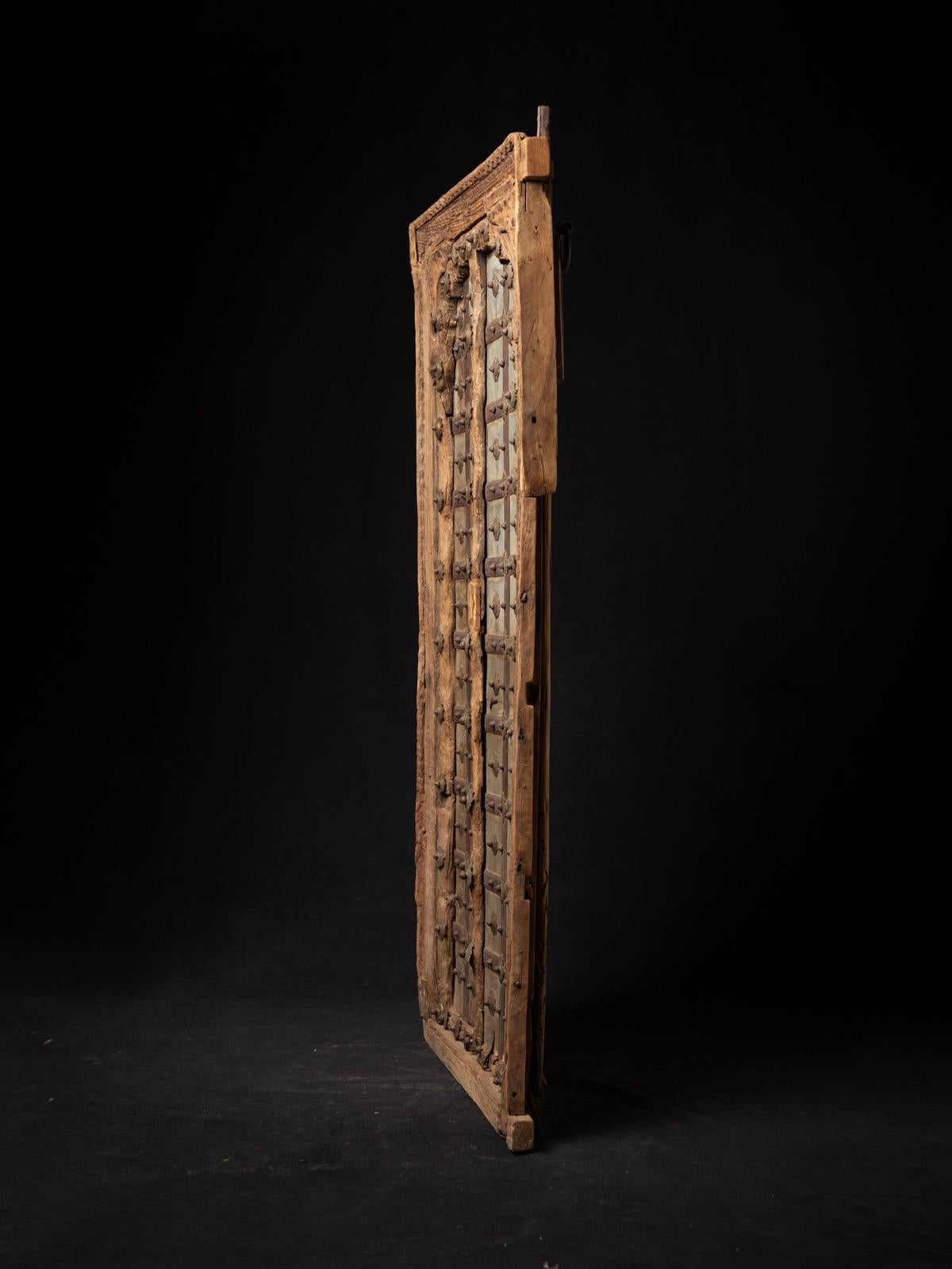 19e siècle Portes de temple indiennes en bois anciennes de l'Inde en vente 6