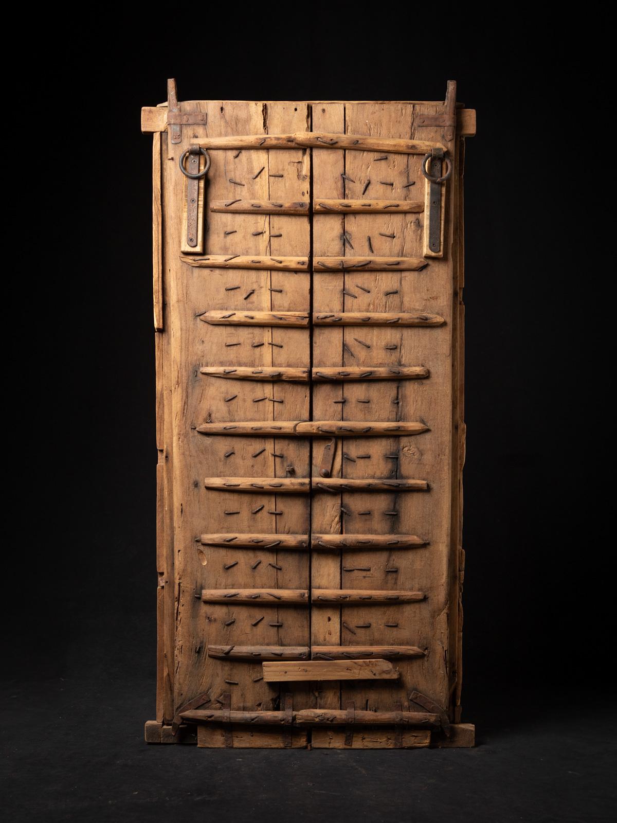 19e siècle Portes de temple indiennes en bois anciennes de l'Inde en vente 7