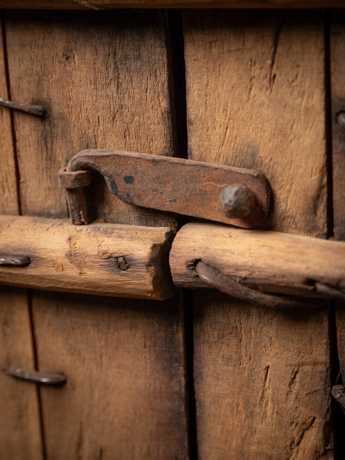 19e siècle Portes de temple indiennes en bois anciennes de l'Inde en vente 9