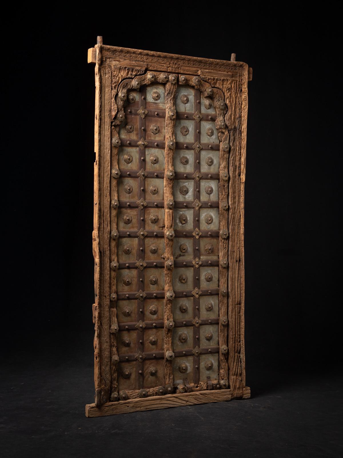 19e siècle Portes de temple indiennes en bois anciennes de l'Inde en vente 11