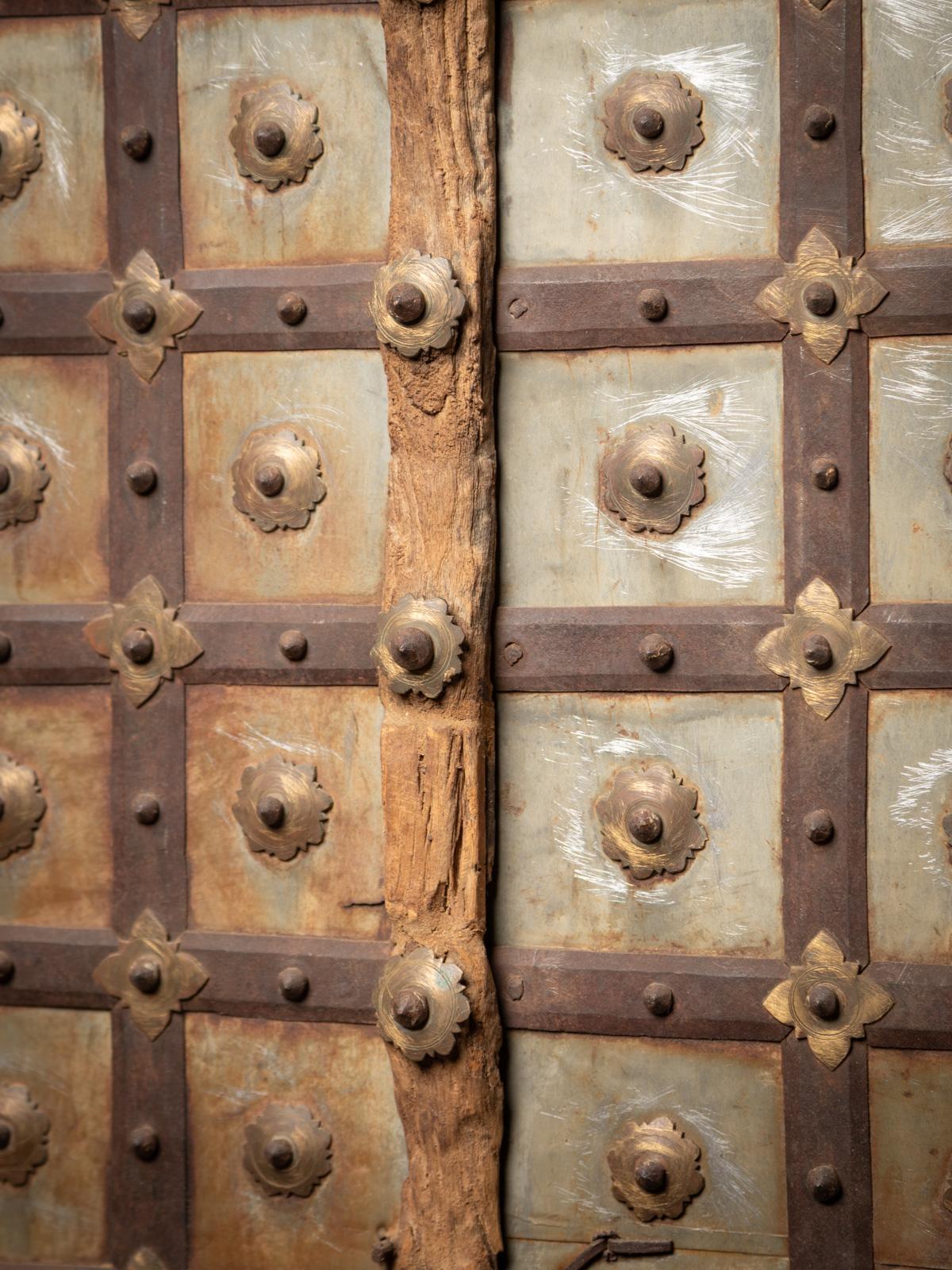 19e siècle Portes de temple indiennes en bois anciennes de l'Inde en vente 2