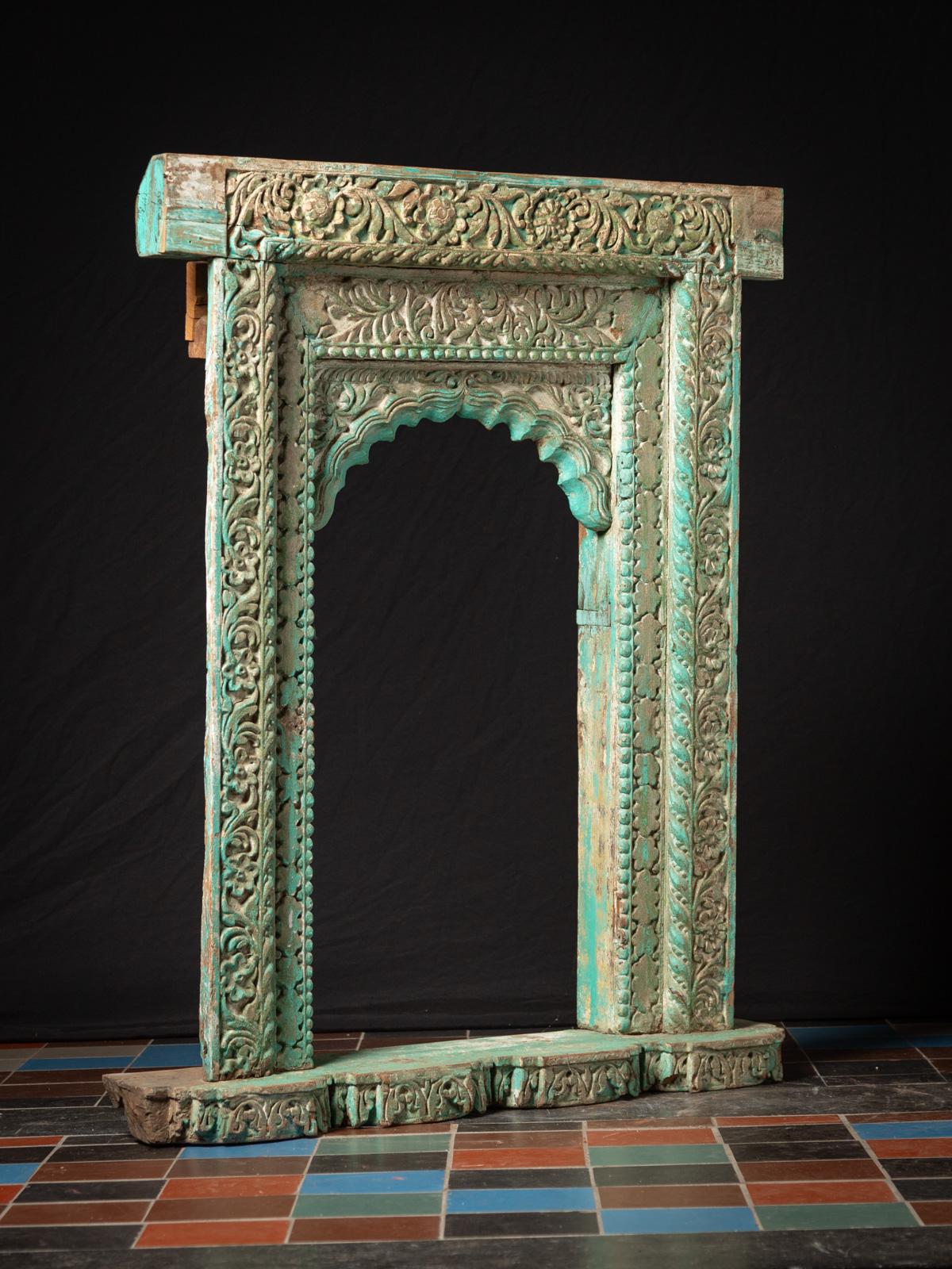 Ce cadre de fenêtre indien antique en bois est une pièce architecturale du XIXe siècle magnifiquement préservée, fabriquée en bois massif et provenant d'une maison traditionnelle ou d'un temple en Inde. Mesurant 114,5 cm de haut, 93,5 cm de large et