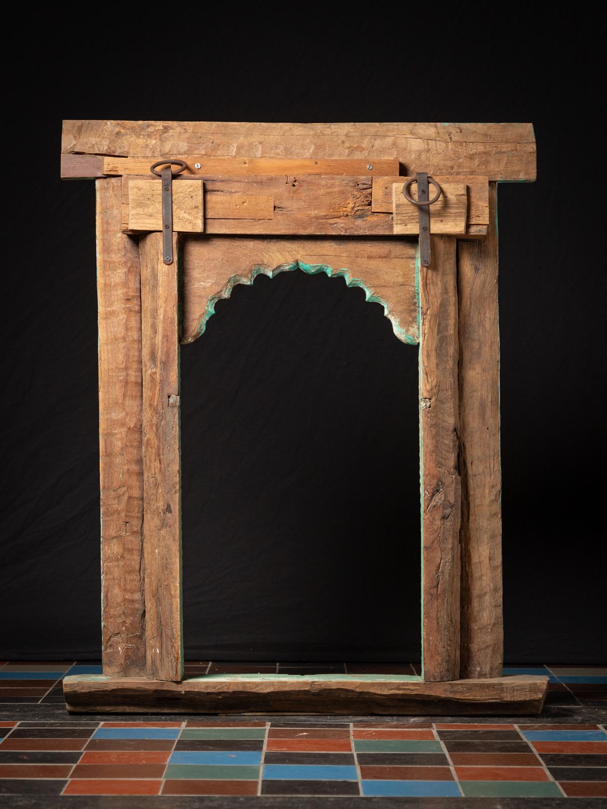 Indien Cadre de fenêtre indien en bois ancien du 19e siècle - OriginalBuddhas en vente