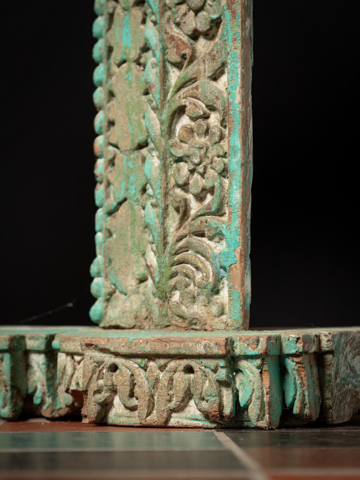 Cadre de fenêtre indien en bois ancien du 19e siècle - OriginalBuddhas en vente 1